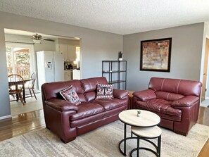 Una televisión, una chimenea, una oficina