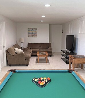 Una televisión, una chimenea, una oficina