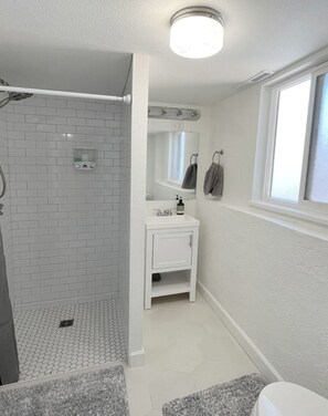Een douche, een haardroger, handdoeken, zeep