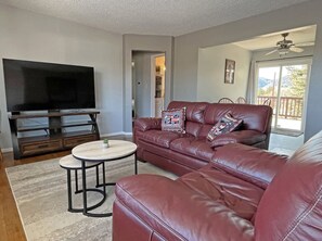 Una televisión, una chimenea, una oficina