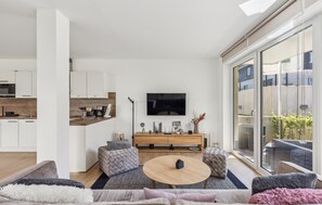 Smart TV, fireplace
