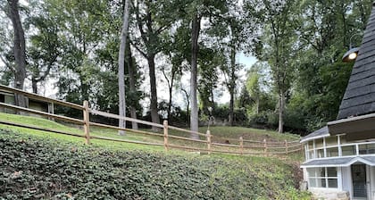 Large Spacious Rancher on backroads with nature.