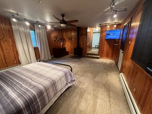 3 bedrooms, desk, iron/ironing board, free WiFi