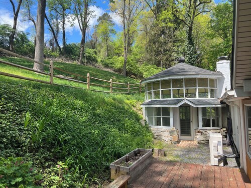 Large Spacious Rancher on backroads with nature.