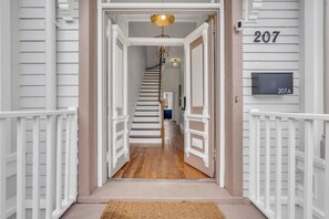 Exterior detail - Darling Victorian Town House by Forsyth Park (Savannah)