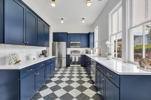 Fridge, microwave, oven, stovetop - Darling Victorian Town House by Forsyth Park (Savannah)
