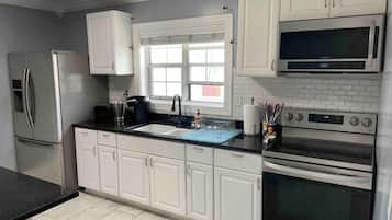 Fridge, oven, stovetop, coffee/tea maker