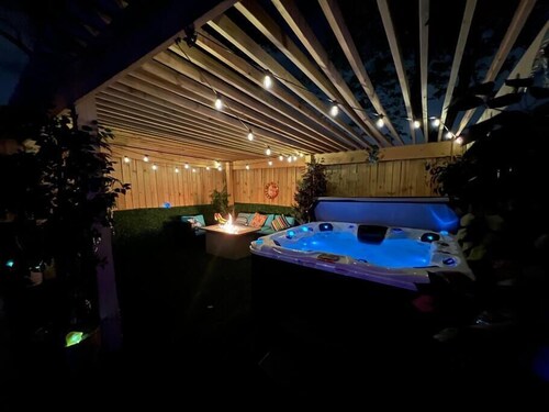Deep Sea Diver | Hot Tub | Near Churchill Downs 3 Bedroom