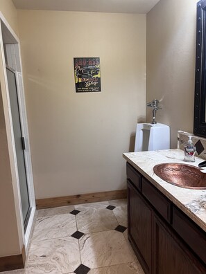 Interior - Beautiful retreat next to National Forest close to Houston and College Station (Cleveland)