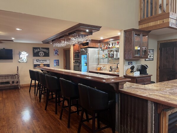 Dining - Beautiful retreat next to National Forest close to Houston and College Station (Cleveland)