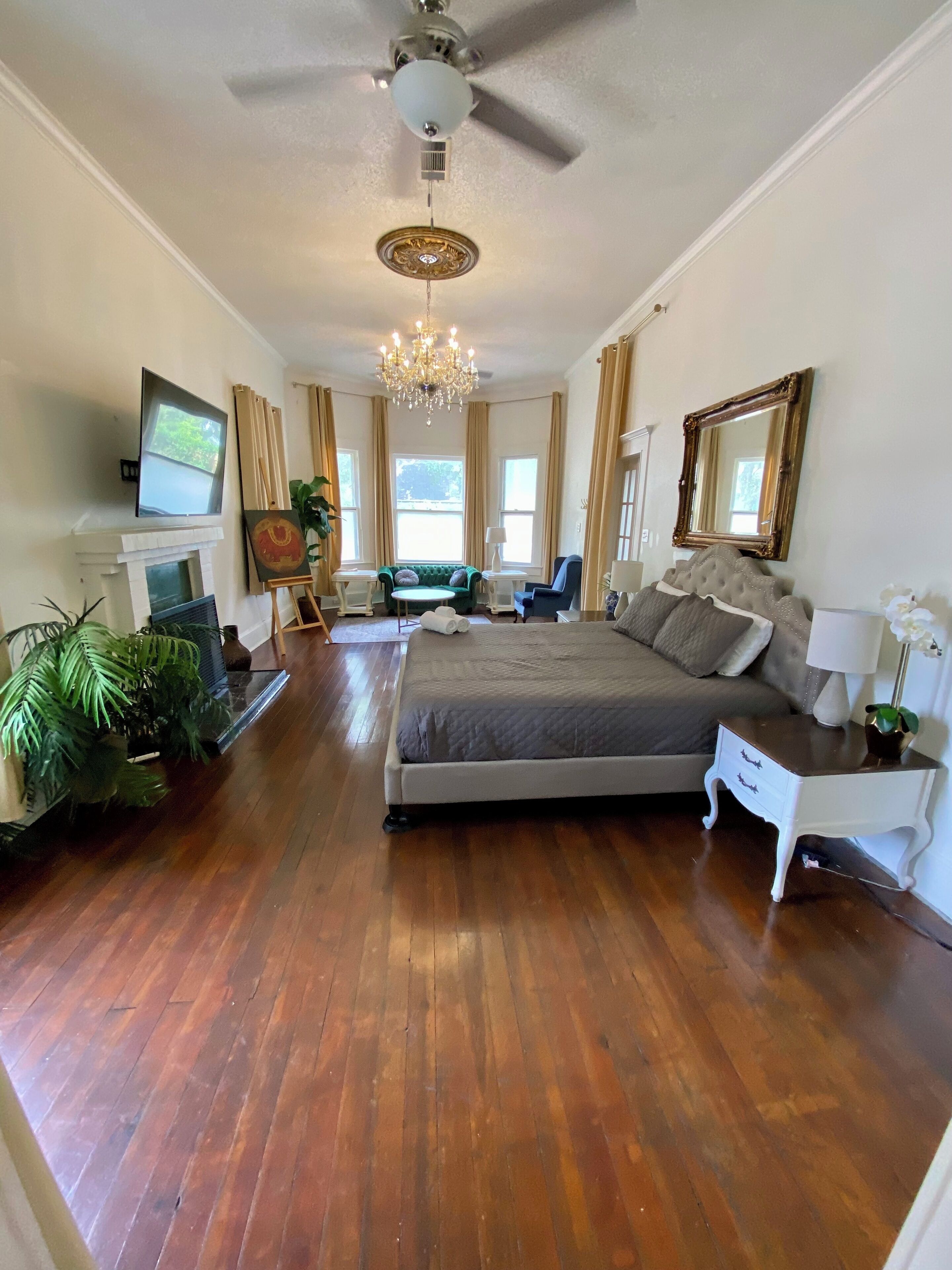 5 habitaciones, escritorio y tabla de planchar con plancha 