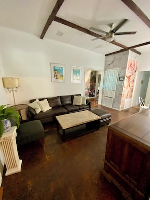 Smart TV - The White Magnolia Manor. Authentic Mississippi Gulf Coast Experience! Sleeps 12 (Gulfport)