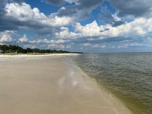 The White Magnolia Manor - Sleeps 12, steps to beach & casinos.