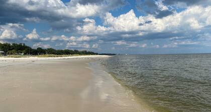 The White Magnolia Manor - Sleeps 12, steps to beach & casinos.