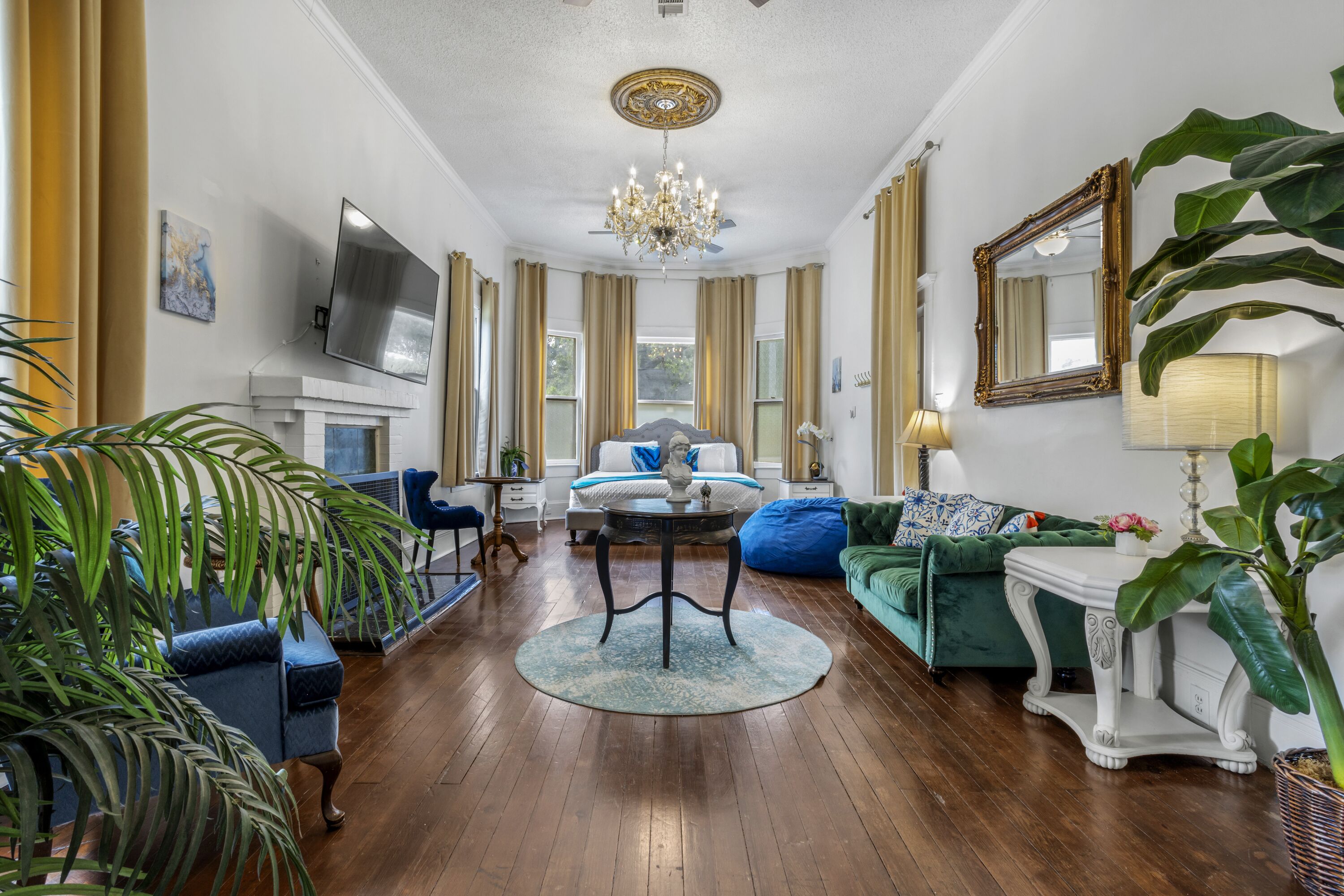 The White Magnolia Manor - Sleeps 12, steps to beach & casinos.