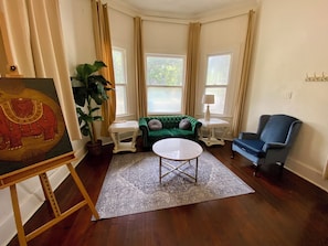 Smart TV - The White Magnolia Manor. Authentic Mississippi Gulf Coast Experience! Sleeps 12 (Gulfport)