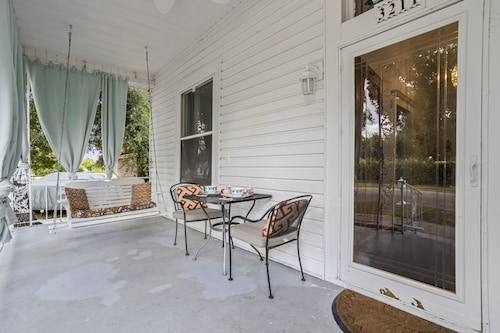 The White Magnolia Manor - Sleeps 12, steps to beach & casinos.