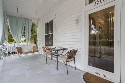 The White Magnolia Manor - Sleeps 12, steps to beach & casinos.