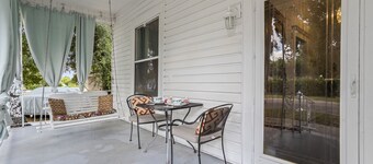 The White Magnolia Manor - Sleeps 12, steps to beach & casinos.