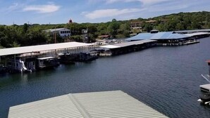 Un port de plaisance avec des bateaux amarrés, une zone abritée et des bâtiments en arrière-plan.