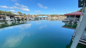 Un port de plaisance avec des bateaux amarrés, une eau calme et un ciel dégagé.