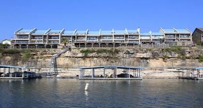 Lakefront Condo w/ Boat Slip+Pool+Hot tub