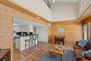 Ein modernes Interieur mit Küche, Essbereich und Wohnbereich.