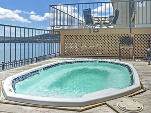 Outdoor spa tub - Lakefront Condo | Boat Slip+Pool+Hot tub (Spicewood)