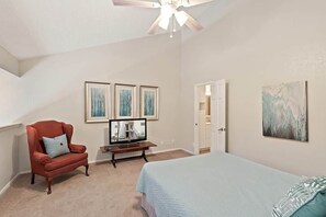 3 bedrooms, iron/ironing board, free WiFi, bed sheets - Lakefront Condo | Boat Slip+Pool+Hot tub (Spicewood)
