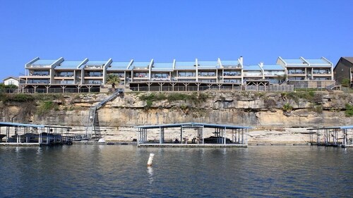 Sleep 6 w/Boat slip & ramp swimming pool, hot tub waterfront on Lake Travis