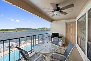 Outdoor dining - Lakefront Condo | Boat Slip+Pool+Hot tub (Spicewood)