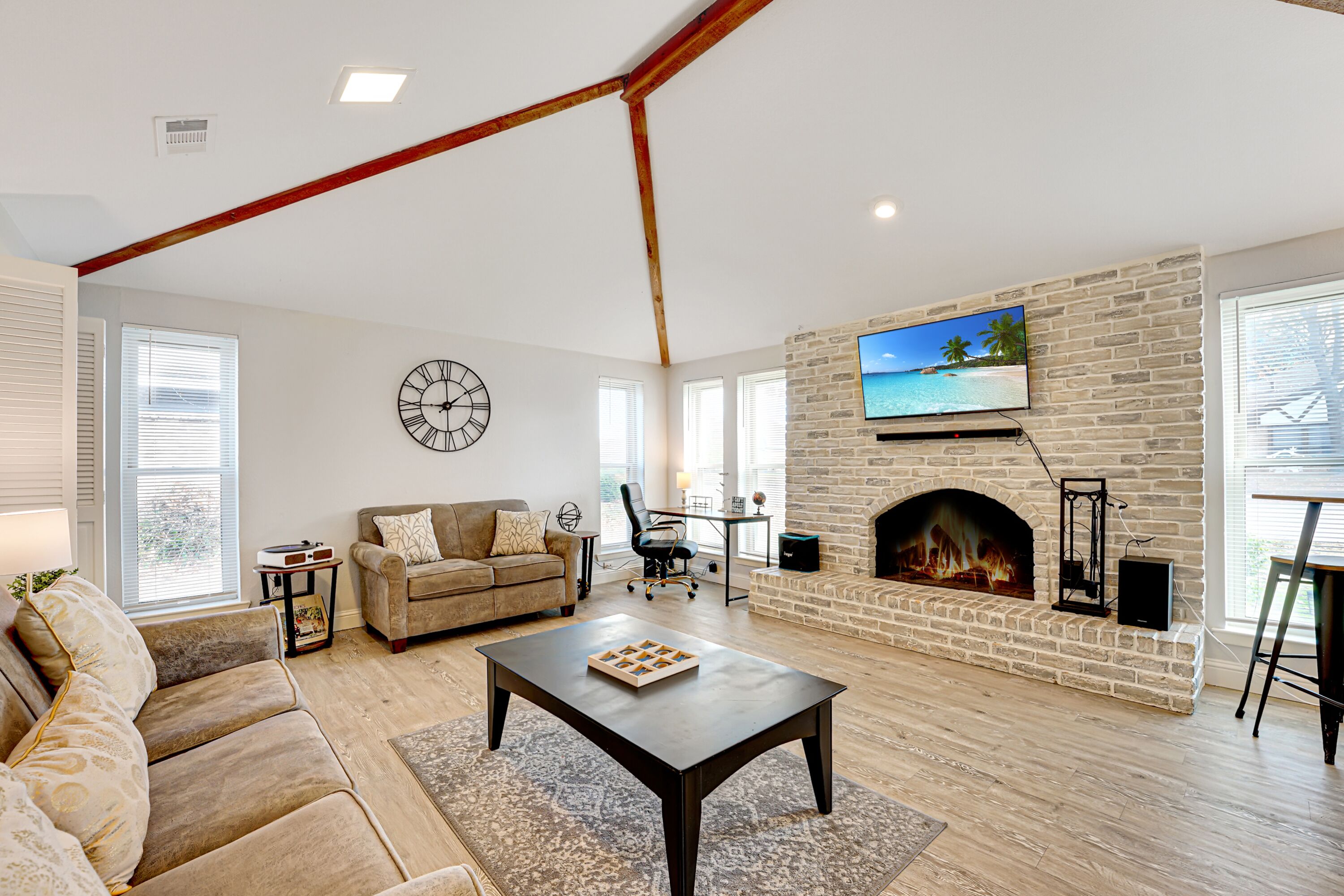 Roomy, Pet Friendly 4/3 with Pool & Games