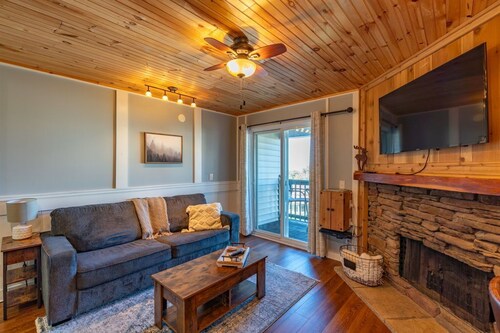 ~Beech Mountain Beauty! Minutes to Overlook Barn! Hot tub, sauna + views~