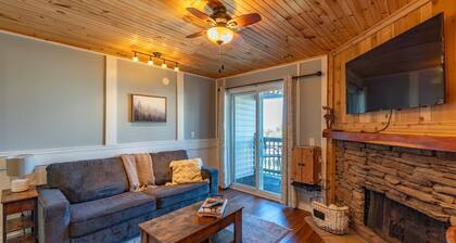 ~Beech Mountain Beauty! Minutes to Overlook Barn! Hot tub, sauna + views~