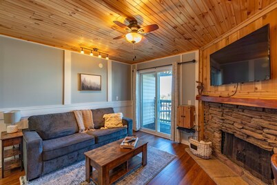 ~Beech Mountain Beauty! Minutes to Overlook Barn! Hot tub, sauna + views~