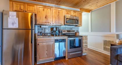 ~Beech Mountain Beauty! Minutes to Overlook Barn! Hot tub, sauna + views~