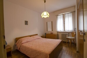 3 bedrooms, iron/ironing board, bed sheets