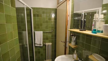 Suihkun ja ammeen yhdistelmä, hiustenkuivaaja, bidee, pyyhkeet