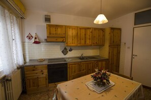 Fridge, oven, stovetop, dishwasher - Cozy apartment in Corso Italia (Cortina d´Ampezzo)