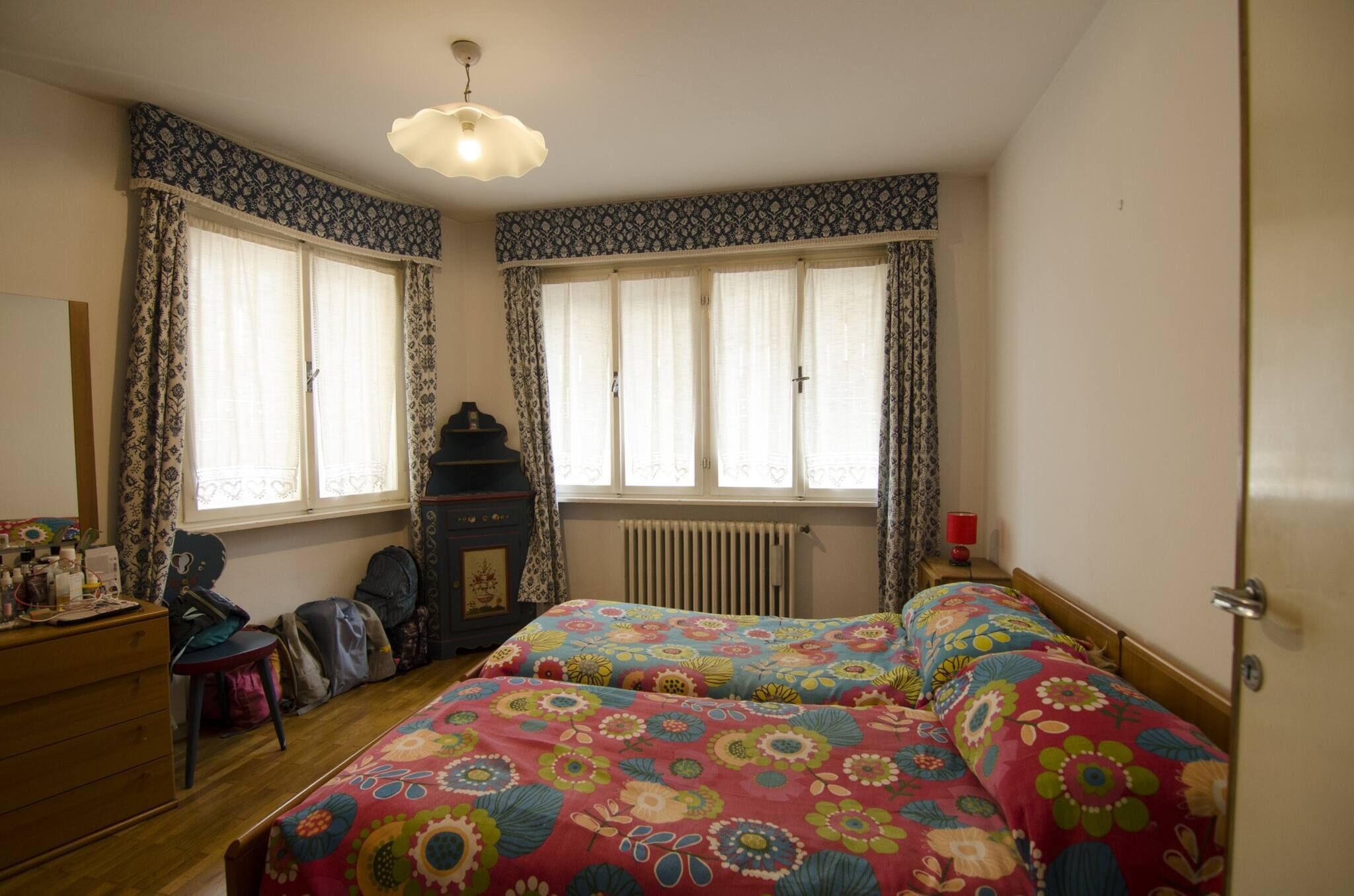 3 dormitorios, tabla de planchar con plancha, ropa de cama