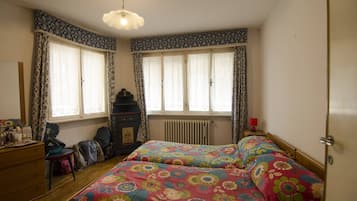 3 dormitorios, tabla de planchar con plancha, ropa de cama