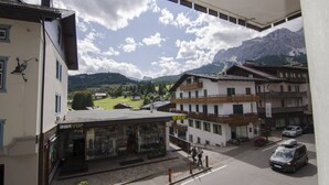 Vista de una calle con una tienda llamada 'BERTOP' y un edificio con balcones.