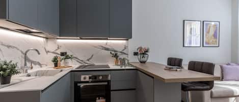 Frigorífico, horno, placa de cocina y lavavajillas