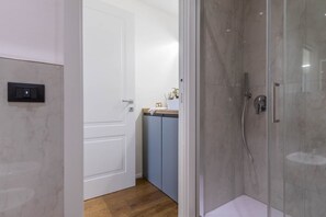 Dusj, hårføner, bidé og håndklær