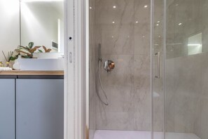Douche, sèche-cheveux, bidet, serviettes fournies
