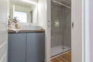 Dusche, Haartrockner, Bidet, Handtücher