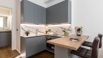 Fridge, oven, stovetop, dishwasher