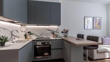 Fridge, oven, stovetop, dishwasher