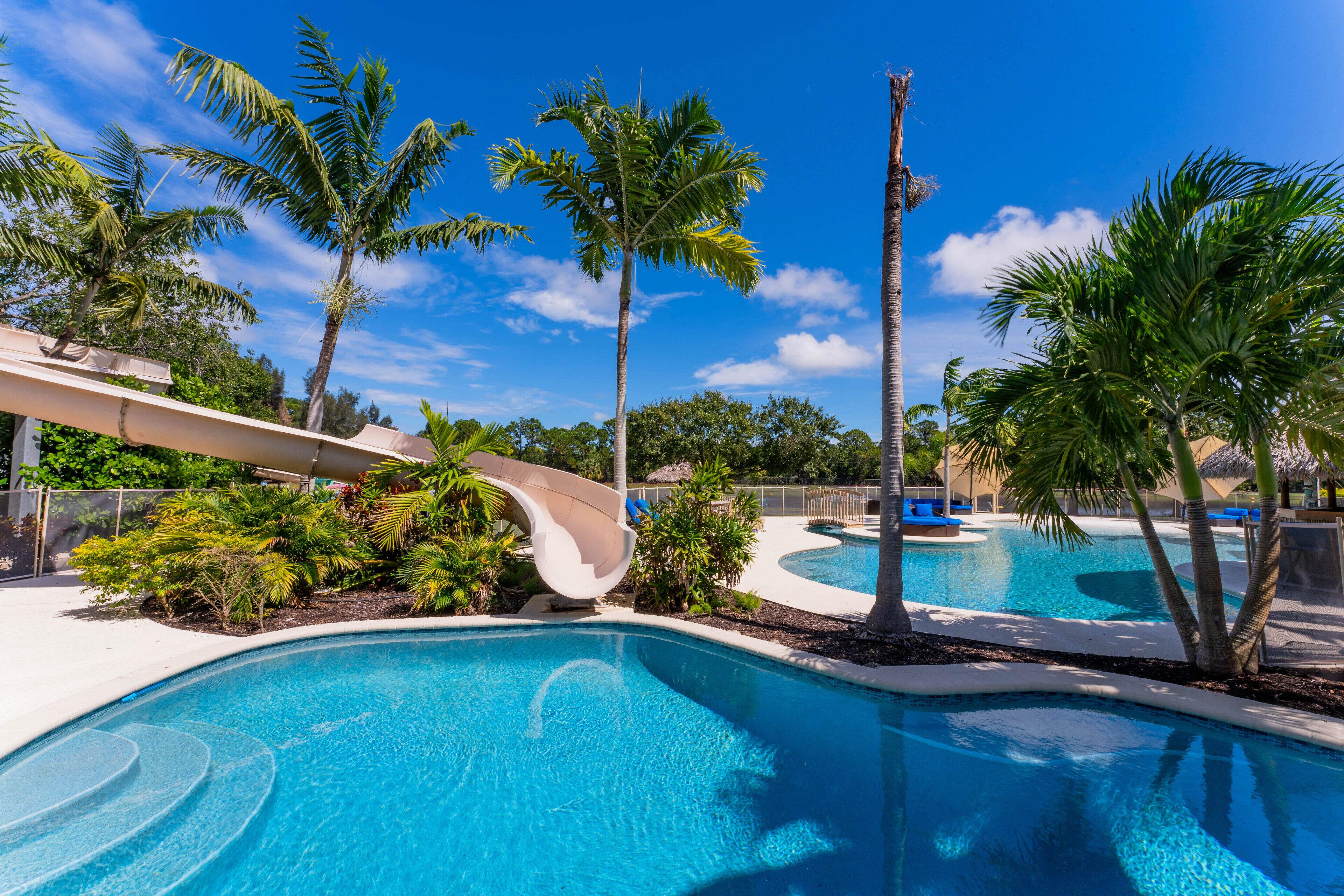 Een buitenzwembad, een verwarmd zwembad