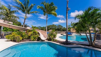 Een buitenzwembad, een verwarmd zwembad